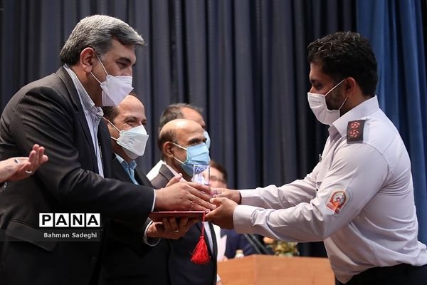 مراسم تقدیر از آتش نشانان حریق پالایشگاه تهران