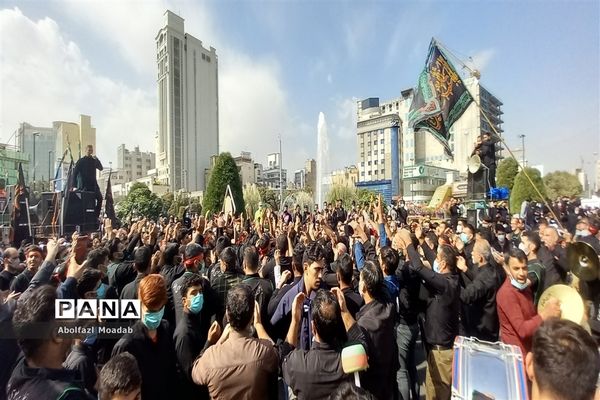 عزاداری پرشور زائرین و مجاورین مشهد مقدس در روز شهادت امام رضا(ع)