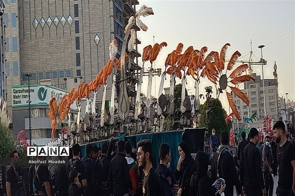 عزاداری پرشور زائرین و مجاورین مشهد مقدس در روز شهادت امام رضا(ع)