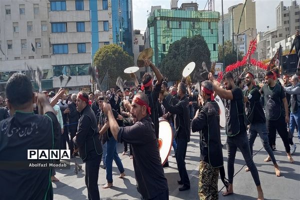 عزاداری پرشور زائرین و مجاورین مشهد مقدس در روز شهادت امام رضا(ع)