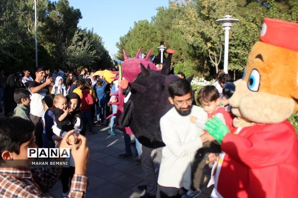 «شادپیمایی عروسک ها» به مناسبت هفته ملی کودک در قم
