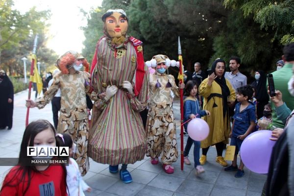 «شادپیمایی عروسک ها» به مناسبت هفته ملی کودک در قم