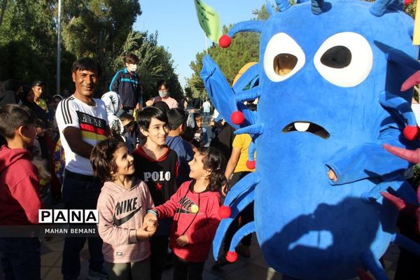 «شادپیمایی عروسک ها» به مناسبت هفته ملی کودک در قم
