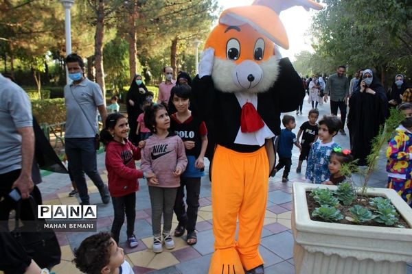 «شادپیمایی عروسک ها» به مناسبت هفته ملی کودک در قم