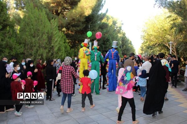«شادپیمایی عروسک ها» به مناسبت هفته ملی کودک در قم