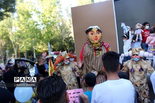 «شادپیمایی عروسک ها» به مناسبت هفته ملی کودک در قم