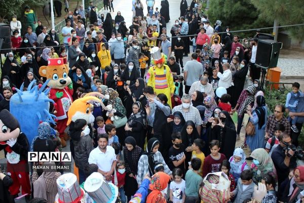 «شادپیمایی عروسک ها» به مناسبت هفته ملی کودک در قم