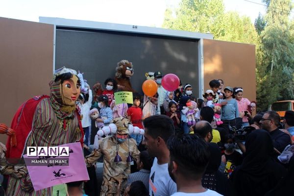 «شادپیمایی عروسک ها» به مناسبت هفته ملی کودک در قم