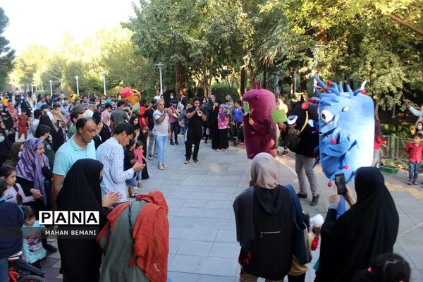 «شادپیمایی عروسک ها» به مناسبت هفته ملی کودک در قم