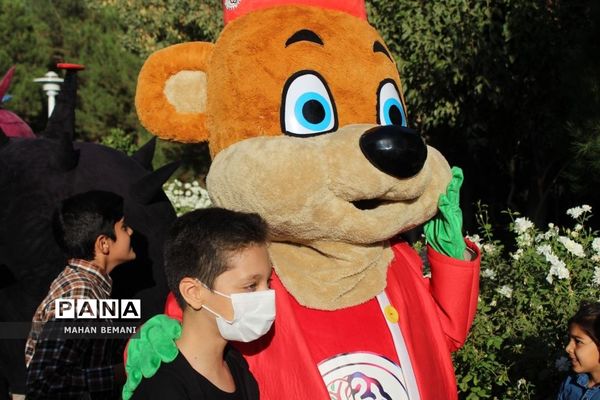«شادپیمایی عروسک ها» به مناسبت هفته ملی کودک در قم