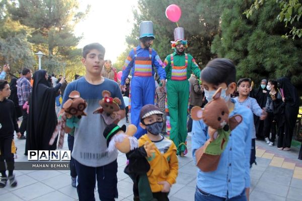 «شادپیمایی عروسک ها» به مناسبت هفته ملی کودک در قم