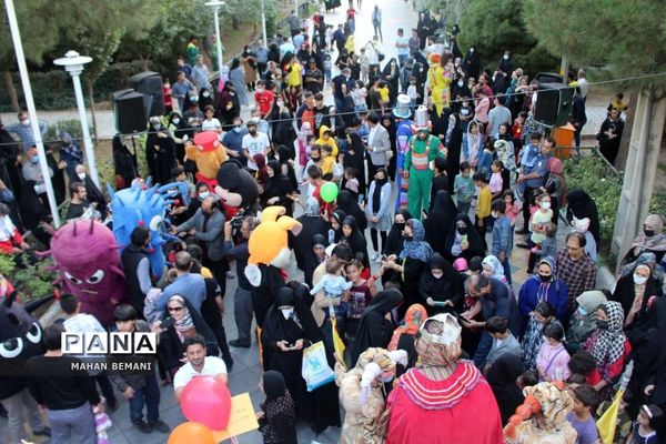 «شادپیمایی عروسک ها» به مناسبت هفته ملی کودک در قم
