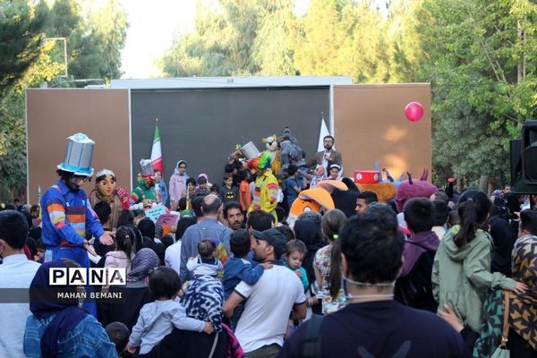 «شادپیمایی عروسک ها» به مناسبت هفته ملی کودک در قم