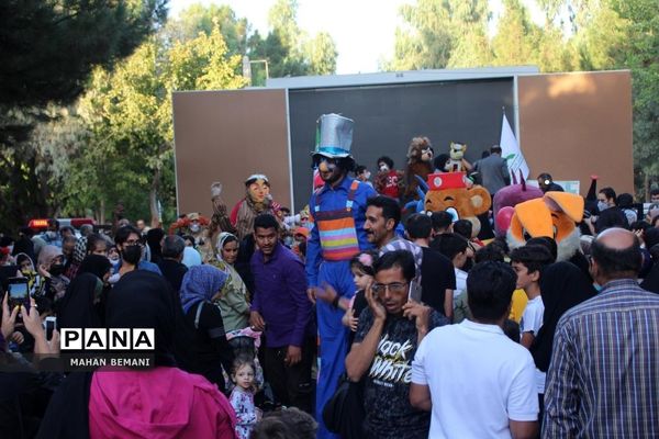 «شادپیمایی عروسک ها» به مناسبت هفته ملی کودک در قم