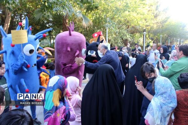 «شادپیمایی عروسک ها» به مناسبت هفته ملی کودک در قم