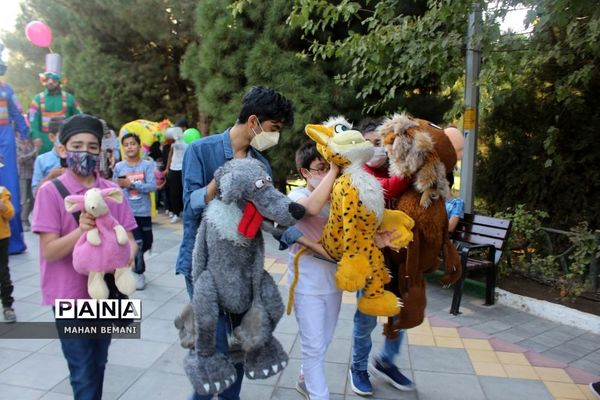 «شادپیمایی عروسک ها» به مناسبت هفته ملی کودک در قم