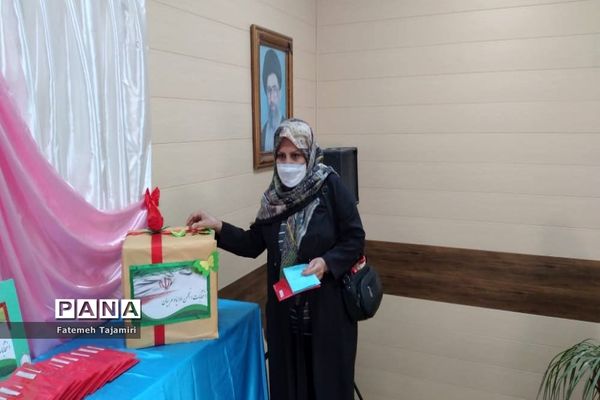 جلسه انجمن و اولیا و مربیان مدرسه‌ام ابیها بوشهر