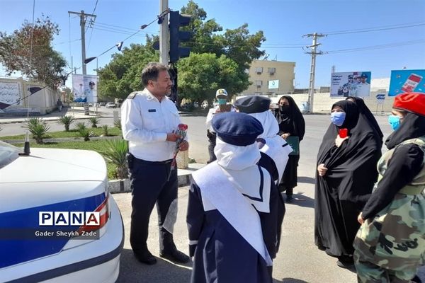 قدردانی دانش آموزان چابهاری از ماموران نیروی انتظامی