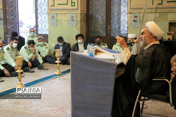 غبارروبی مزار شهدا در هفته نیروی انتظامی