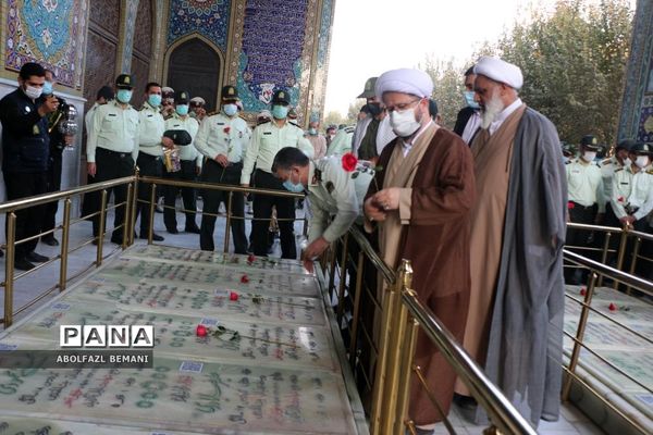 غبارروبی مزار شهدا در هفته نیروی انتظامی