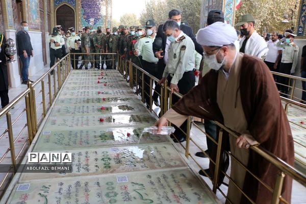 غبارروبی مزار شهدا در هفته نیروی انتظامی