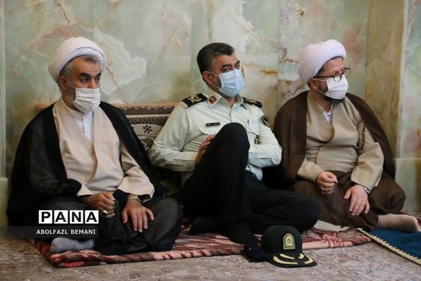 غبارروبی مزار شهدا در هفته نیروی انتظامی