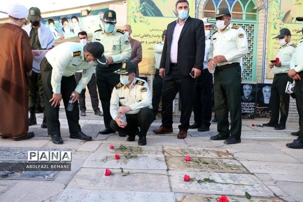 غبارروبی مزار شهدا در هفته نیروی انتظامی