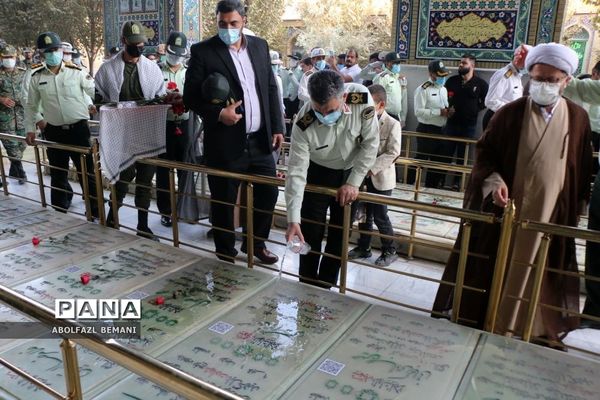 غبارروبی مزار شهدا در هفته نیروی انتظامی