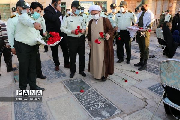 غبارروبی مزار شهدا در هفته نیروی انتظامی