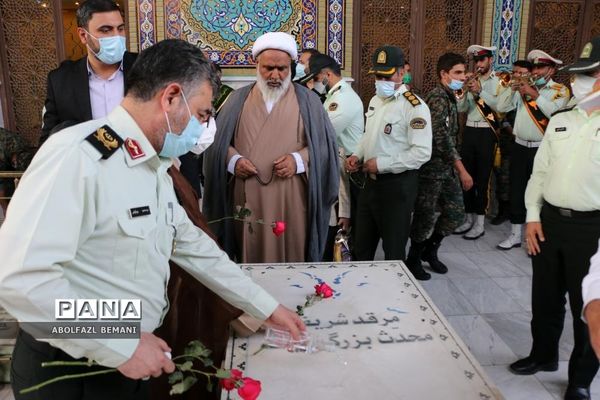 غبارروبی مزار شهدا در هفته نیروی انتظامی