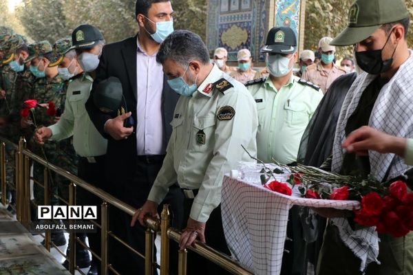 غبارروبی مزار شهدا در هفته نیروی انتظامی