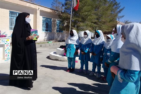 مسابقه نقاشی و قصه گویی با کودکان به مناسبت هفته جهانی کودک در روستای خوانشرف خراسان جنوبی