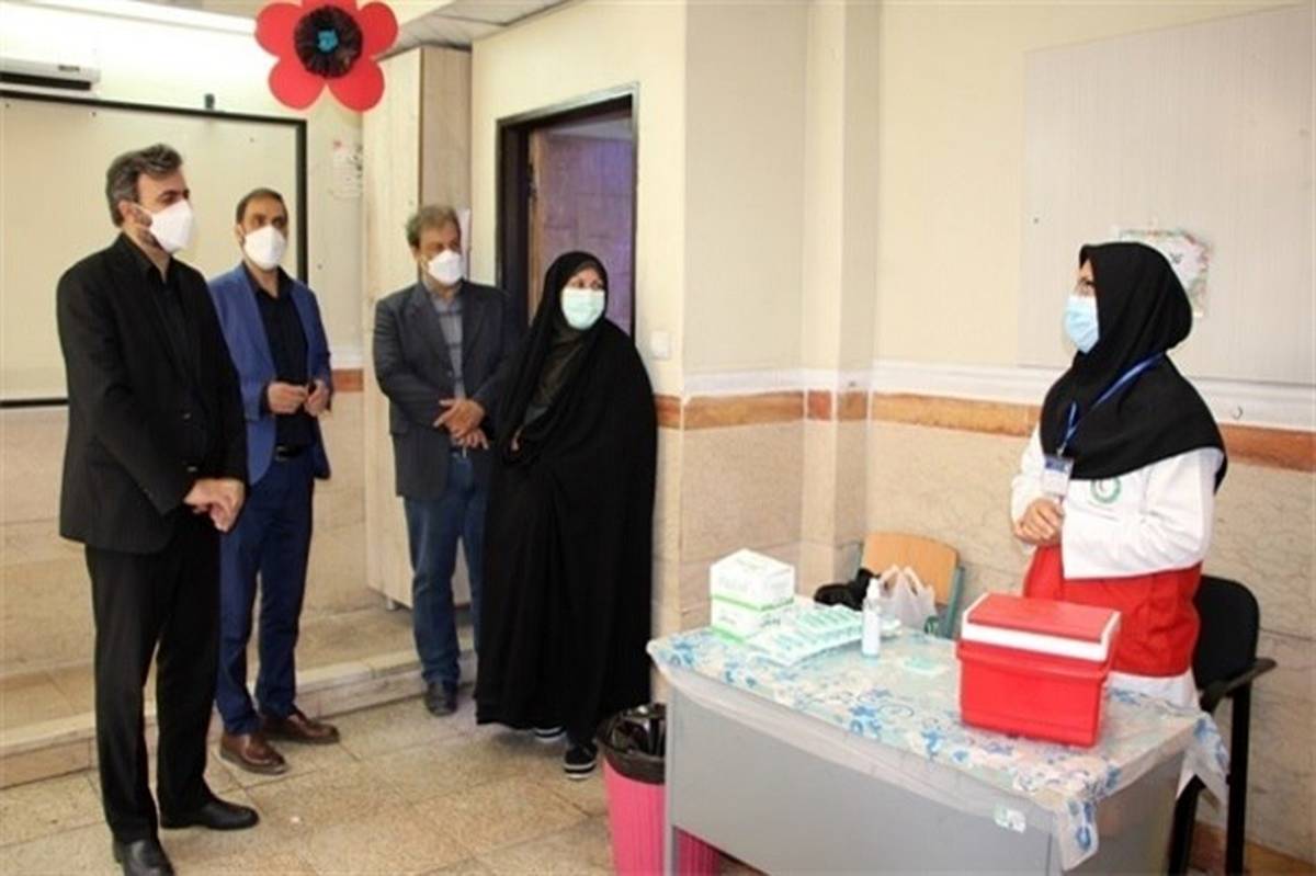 فرهنگیان، اولیا و دانش‌آموزان بالای 12 سال شهرستان‌های استان تهران واکسینه شدند