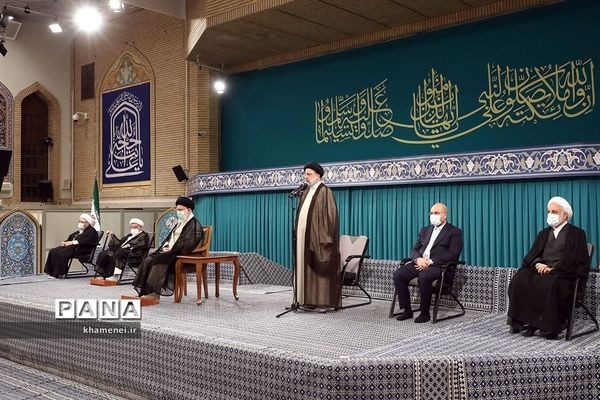 دیدار جمعی از مسئولان نظام و میهمانان کنفرانس وحدت اسلامی با رهبر معظم انقلاب اسلامی