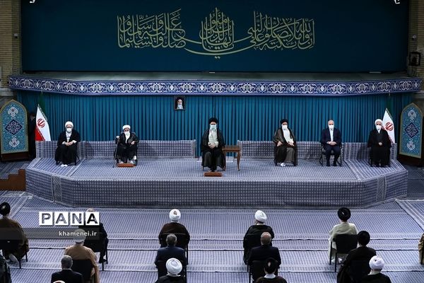 دیدار جمعی از مسئولان نظام و میهمانان کنفرانس وحدت اسلامی با رهبر معظم انقلاب اسلامی