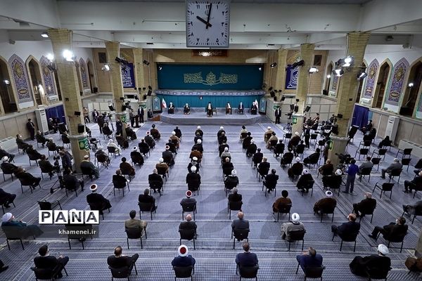 دیدار جمعی از مسئولان نظام و میهمانان کنفرانس وحدت اسلامی با رهبر معظم انقلاب اسلامی