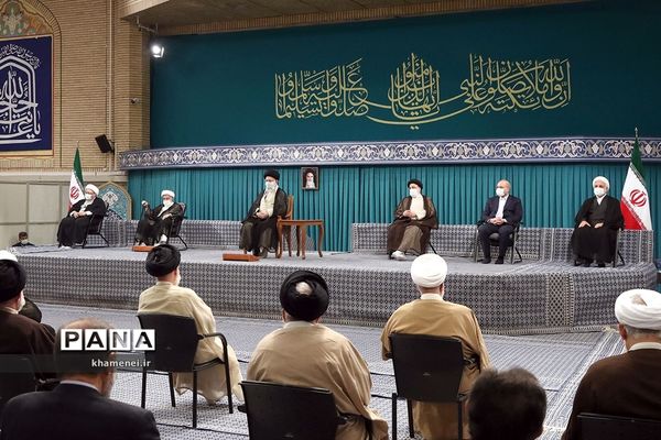 دیدار جمعی از مسئولان نظام و میهمانان کنفرانس وحدت اسلامی با رهبر معظم انقلاب اسلامی