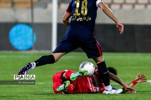 دیدار تیم‌های فوتبال پرسپولیس و نساجی