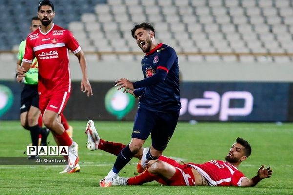 دیدار تیم‌های فوتبال پرسپولیس و نساجی