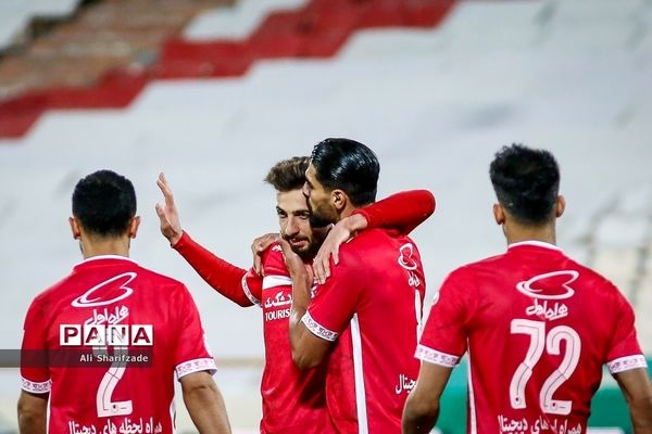 دیدار تیم‌های فوتبال پرسپولیس و نساجی