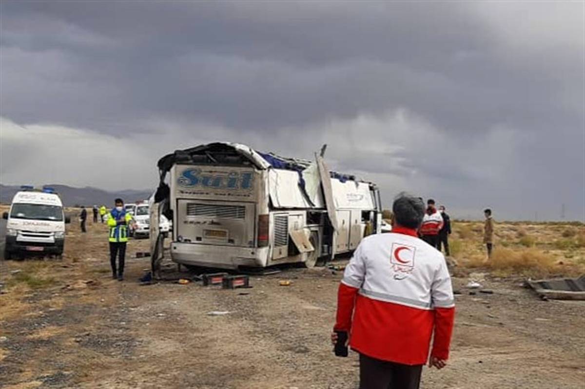 واژگونی اتوبوس در سمنان؛ ۳ تن کشته و ۱۷ تن مصدوم شدند