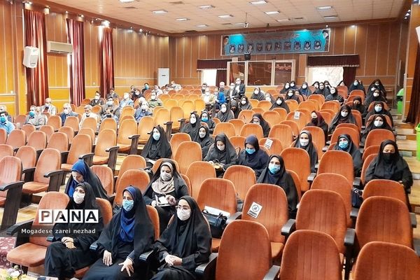 نشست هم‌اندیشی مدیران مدارس قرچک با کادر اداری