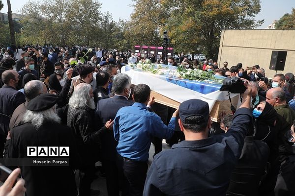 مراسم تشییع پیکر مرحومه ایران درودی هنرمند نقاش