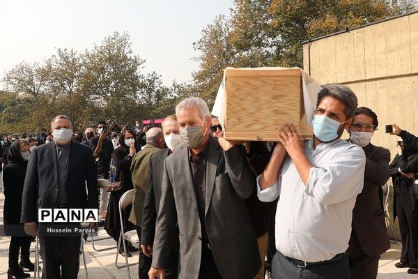 مراسم تشییع پیکر مرحومه ایران درودی هنرمند نقاش