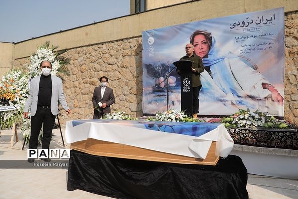 مراسم تشییع پیکر مرحومه ایران درودی هنرمند نقاش
