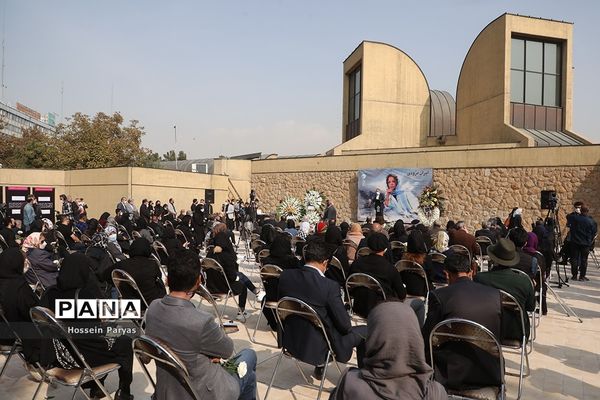 مراسم تشییع پیکر مرحومه ایران درودی هنرمند نقاش