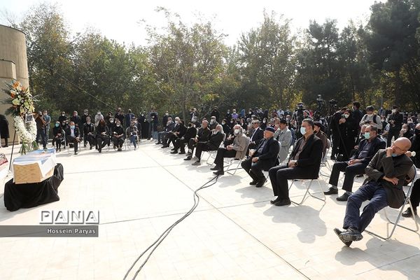 مراسم تشییع پیکر مرحومه ایران درودی هنرمند نقاش