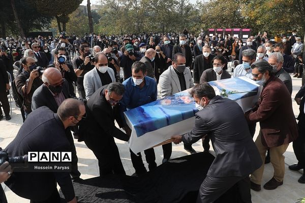 مراسم تشییع پیکر مرحومه ایران درودی هنرمند نقاش