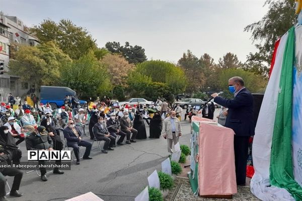 مراسم استکبار ستیزی در میدان دانش آموز منطقه 16 تهران