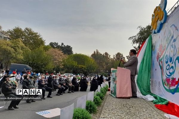 مراسم استکبار ستیزی در میدان دانش آموز منطقه 16 تهران